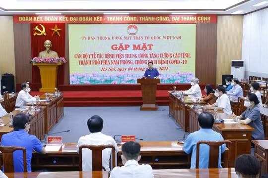 Chủ tịch Quốc hội Vương Đình Huệ gặp mặt cán bộ y tế tăng cường chống dịch cho các tỉnh phía Nam