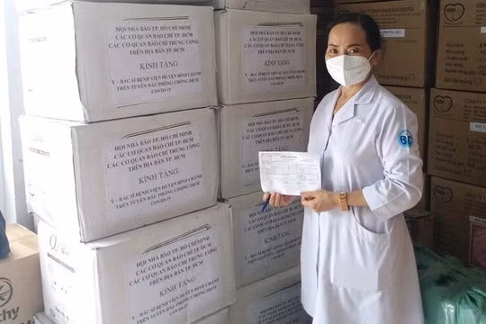 Hội Nhà báo TP.HCM ủng hộ 640 triệu đồng, 5.000 khẩu trang y tế N95, trang thiết bị y tế cho các bệnh viện