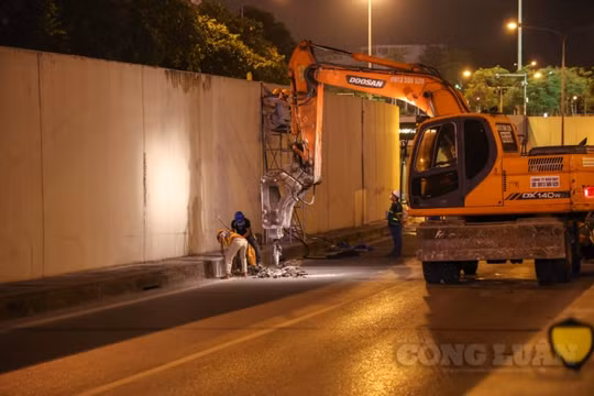 Hà Nội: Công nhân làm việc xuyên đêm để sửa chữa hầm chui Kim Liên