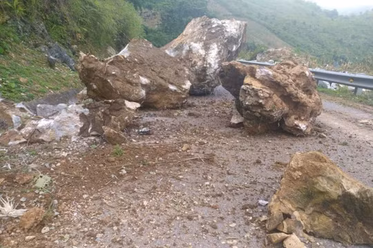Điện Biên: Đá "mồ côi" lăn xuống, quốc lộ 279 ùn tắc