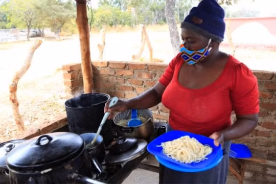 Trước nguy cơ lây nhiễm Covid-19, dân Zimbabwe buộc phải kinh doanh để sống sót