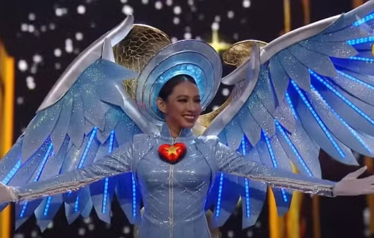 "Sự cố" của Thùy Tiên trong phần thi trang phục dân tộc tại Miss Grand 2021
