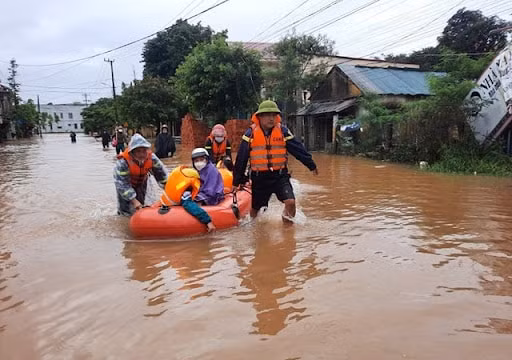 Thủ tướng Phạm Minh Chính chia sẻ với khó khăn, mất mát của nhân dân vùng lũ