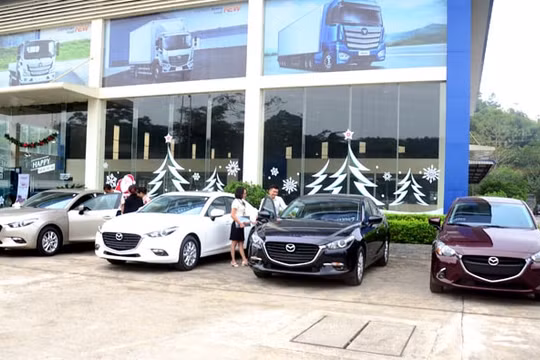 Ngày đầu giảm 50% lệ phí trước bạ ô tô, lượng khách hàng đến showroom ô tô tăng mạnh