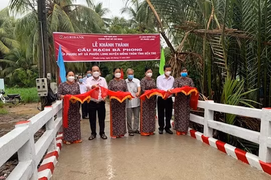 Hội Nhà báo TPHCM phối hợp với Agribank khánh thành cầu nông thôn tại Bến Tre