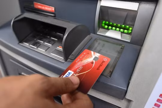 Thẻ từ ATM vẫn được chấp nhận sau 31/12/2021
