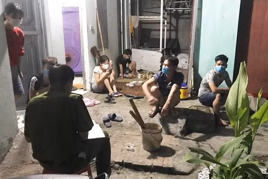Bắc Giang: Xử phạt 7 người tụ tập uống bia, xem bóng đá, vi phạm quy định phòng chống dịch COVID-19