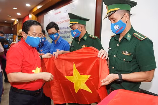 Tặng 10.000 lá cờ Tổ quốc cùng nhu yếu phẩm trị giá 450 triệu đồng cho quân dân biên giới Tây Ninh