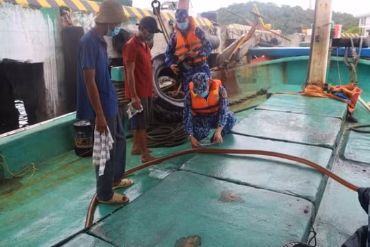 Cảnh sát biển bắt giữ tàu vận chuyển 40.000 lít dầu DO không rõ nguồn gốc