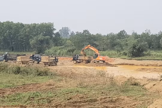 Hà Tĩnh: Lợi dụng thi công dự án, nhà thầu chở cát sỏi mang bán trục lợi