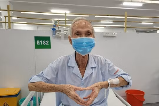 Niềm vui sống trở lại của những bệnh nhân COVID-19 cai được máy thở