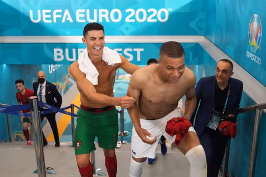 Siêu sao Ronaldo vui vẻ đổi áo với Kylian Mbappe