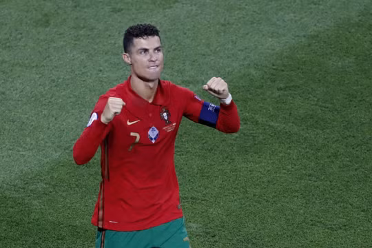 Siêu sao Ronaldo lập siêu kỷ lục vĩ đại nhất lịch sử bóng đá thế giới