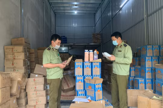 "Đột nhập" kho hàng nguyên liệu trà sữa Royal, Gongcha tại Hà Đông: Kinh hoàng vì bẩn!