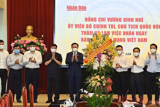 Chủ tịch Quốc hội Vương Đình Huệ thăm và chúc mừng Báo Nhân Dân