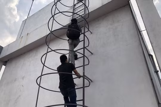Tạm giữ đối tượng tự ký, đóng dấu "giấy đi đường" để đi ăn trộm dây đồng chống sét