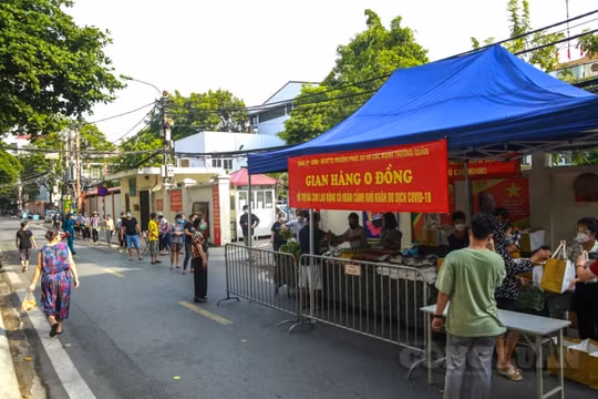 Hà Nội: Trao hơn 400 suất quà hỗ trợ cho người lao động khó khăn ở gầm cầu Long Biên