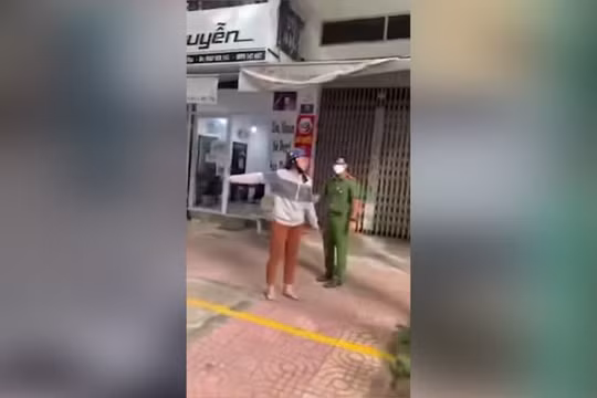 Ra đường khi không cần thiết, người phụ nữ chống đối lại lực lượng chức năng