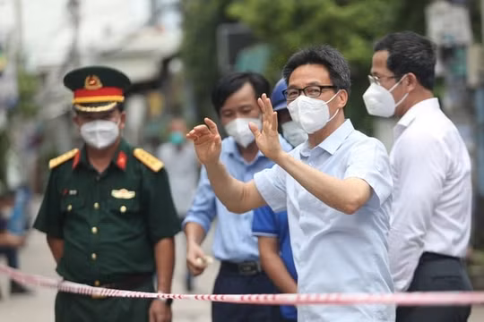 Phó Thủ tướng Vũ Đức Đam: Việc lấy mẫu xét nghiệm nhanh chóng an toàn, tránh lây nhiễm chéo