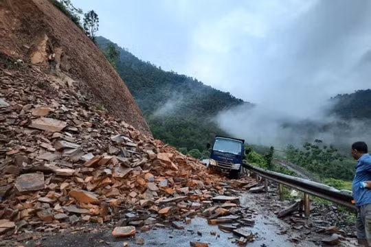 Hà Giang: Sạt lở trên quốc lộ, giao thông ùn tắc cục bộ