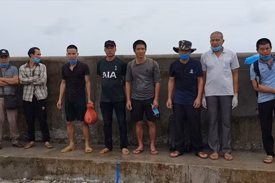 Kiên Giang: Bắt 5 sà lan chở 9 người nhập cảnh trái phép từ Campuchia về Việt Nam