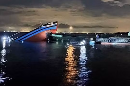 Sà lan đâm chìm tàu cá, một thuyền viên bị thương nặng