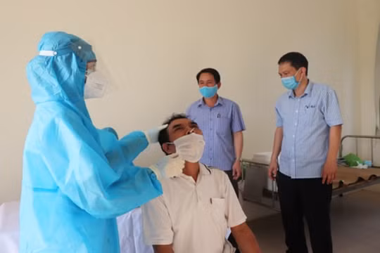 Hà Nội: Lấy mẫu xét nghiệm cho các cán bộ tổ bầu cử tại điểm bầu cử khu vực cách ly, phong tỏa