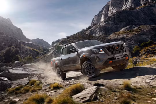 Nissan Navara 2021 ra mắt tại Việt Nam, giá từ 748 triệu đồng