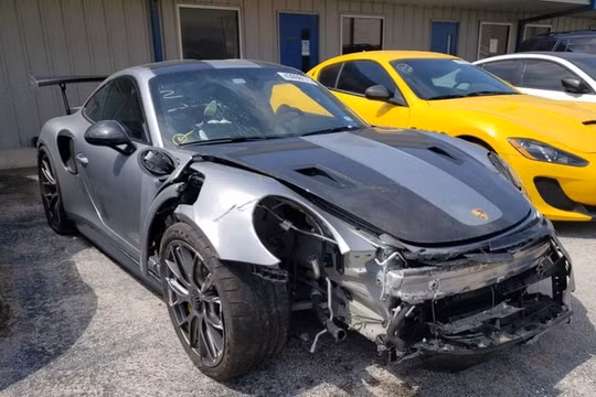 Siêu xe Porsche 911 GT2 RS có giá lên đến 61.000 USD mặc dù bị hỏng nặng phần đầu