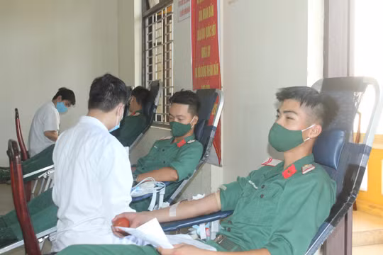 Huế: Hơn 200 cán bộ, chiến sĩ hiến máu giữa mùa dịch COVID-19