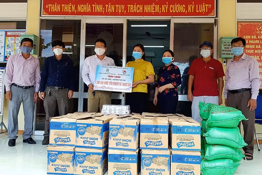 Hội Nhà báo Phú Yên tặng quà cho lực lượng tham gia tuyến đầu phòng, chống dịch
