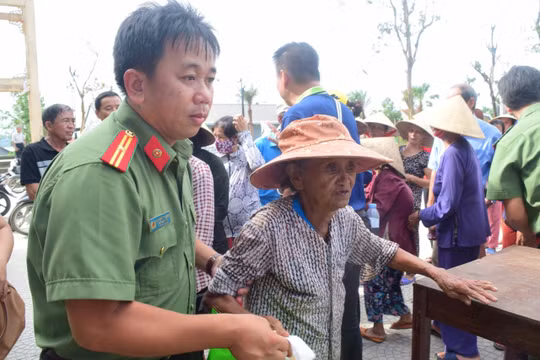 Thiếu tá - nhà báo Duy Trung: Mỗi ngày thức dậy luôn cố gắng giúp được càng nhiều người càng tốt