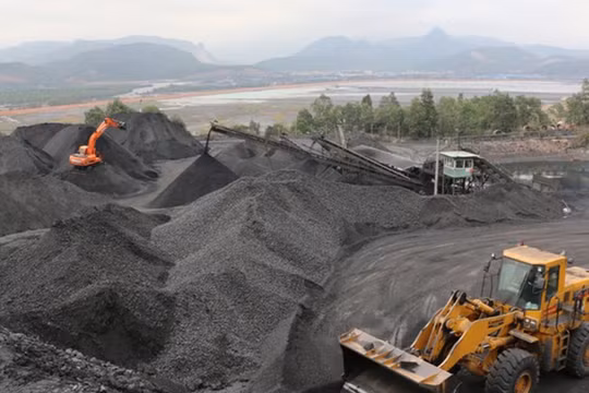 Kỷ luật cảnh cáo các tập thể liên quan tới tình trạng khai thác than trái phép