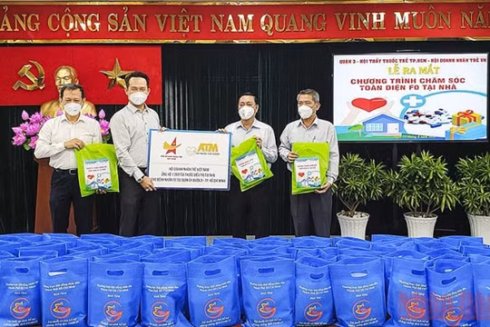 Trao 1.000 túi thuốc điều trị tại nhà cho người F0 ở TP.HCM