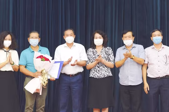 Trao quyết định nghỉ hưu cho ông Tô Quang Phán - Tổng Giám đốc, Tổng Biên tập Đài PT&TH Hà Nội