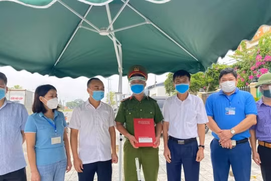 Thăm, động viên lực lượng làm nhiệm vụ tại chốt kiểm soát dịch, lực lượng phản ứng nhanh phòng Covid-19 tại TP. Sầm Sơn