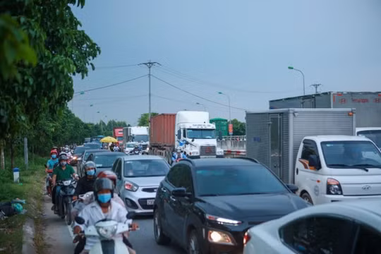 Nguyên nhân khiến cửa ngõ phía Nam, phía Bắc của Hà Nội bị ùn tắc kéo dài