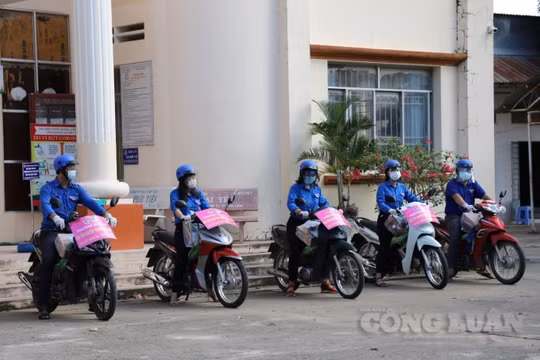 Lập đội “shipper áo xanh” hỗ trợ dân mua hàng, bán nông sản