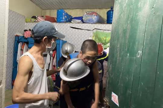 Hà Nội: Cảnh sát đục tường, giải cứu cháu bé 14 tuổi bị mắc kẹt