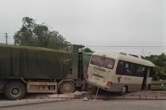 Thanh Hóa: Xe tải va chạm với xe khách trên QL.1, 7 người bị thương