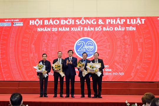 Tạp chí Đời sống và Pháp luật nhận bằng khen của Thủ tướng Chính phủ
