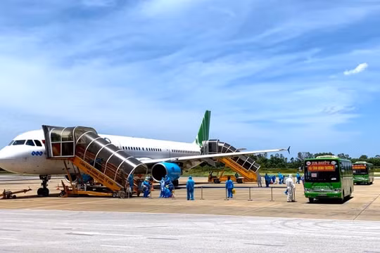 Hàng không “kiệt quệ” sau các đợt bùng phát dịch Covid-19