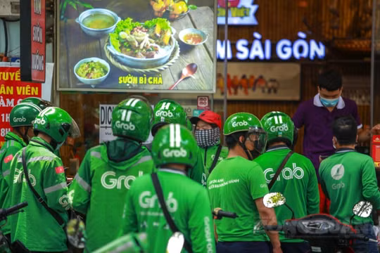 Hà Nội: Nhu cầu đặt đồ ăn online tăng vọt, các shipper kiếm nửa triệu mỗi ngày