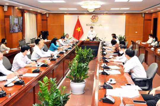 Bắc Ninh rơi vào thế khó khi thực hiện mục tiêu “tay cày, tay súng”