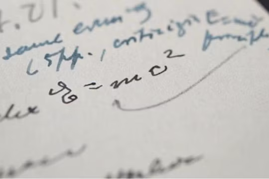 Bức thư đặc biệt của Albert Einstein viết lại một công thức nổi tiếng được bán với giá 1,2 triệu USD