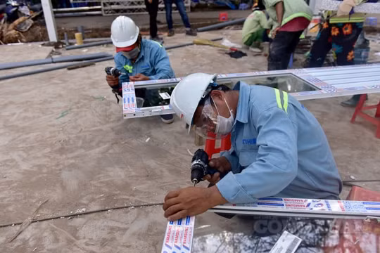 TP. HCM: Cận cảnh 500 công nhân thâu đêm suốt sáng xây dựng hai bệnh viện dã chiến rộng 50.000m2