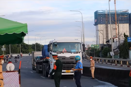 Thành lập 4 tổ công tác đặc biệt đảm bảo “luồng xanh” vận tải hàng hóa thông suốt
