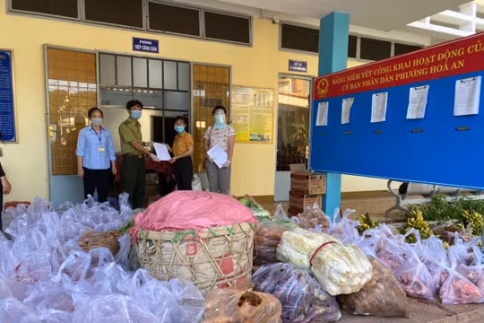 Nhiều hỗ trợ thiết thực đến với người dân khu phong tỏa do Covid-19