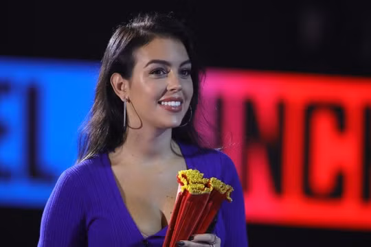 Bạn gái Ronaldo, Georgina Rodriguez tự hào với xuất thân của mình