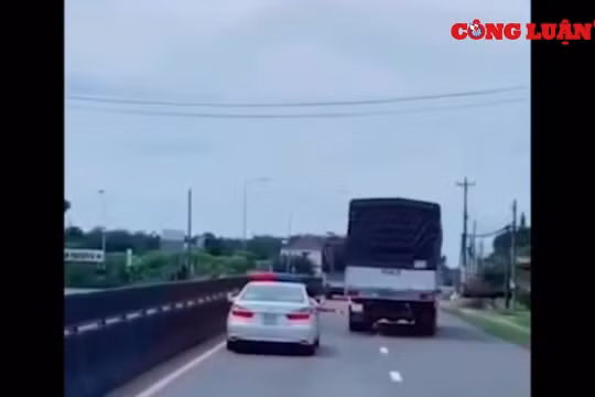 Tài xế xe tải không chịu nhường đường cho xe CSGT dẫn đoàn đưa người dân về quê tránh dịch